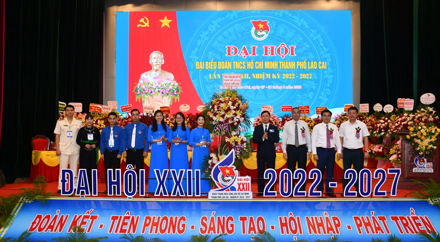 Thường trực Thành ủy, HĐND, UBND thành phố tặng hoa chúc mừng đại hội.