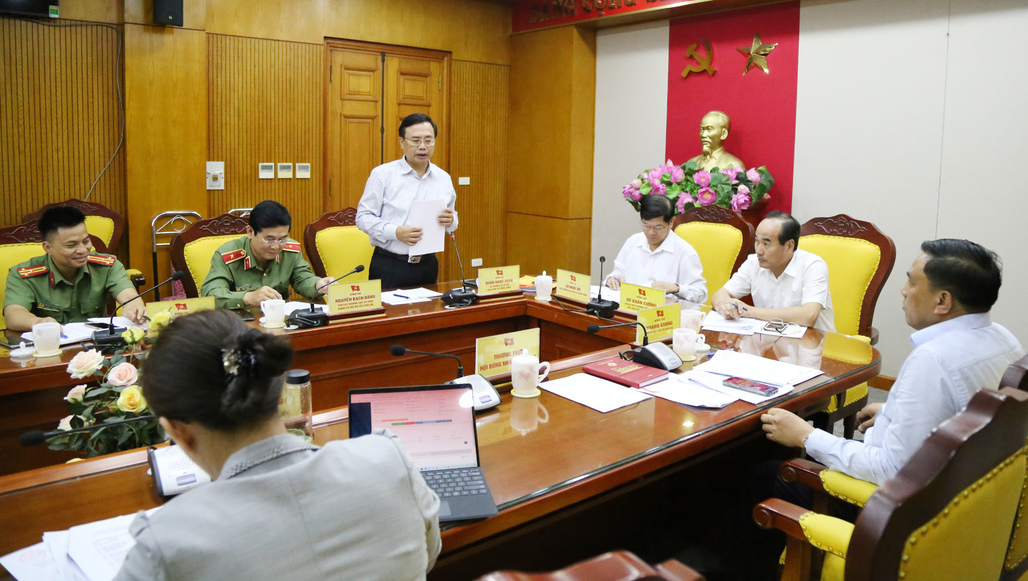 Đại biểu thảo luận tại buổi làm việc. Đại biểu thảo luận tại buổi làm việc.