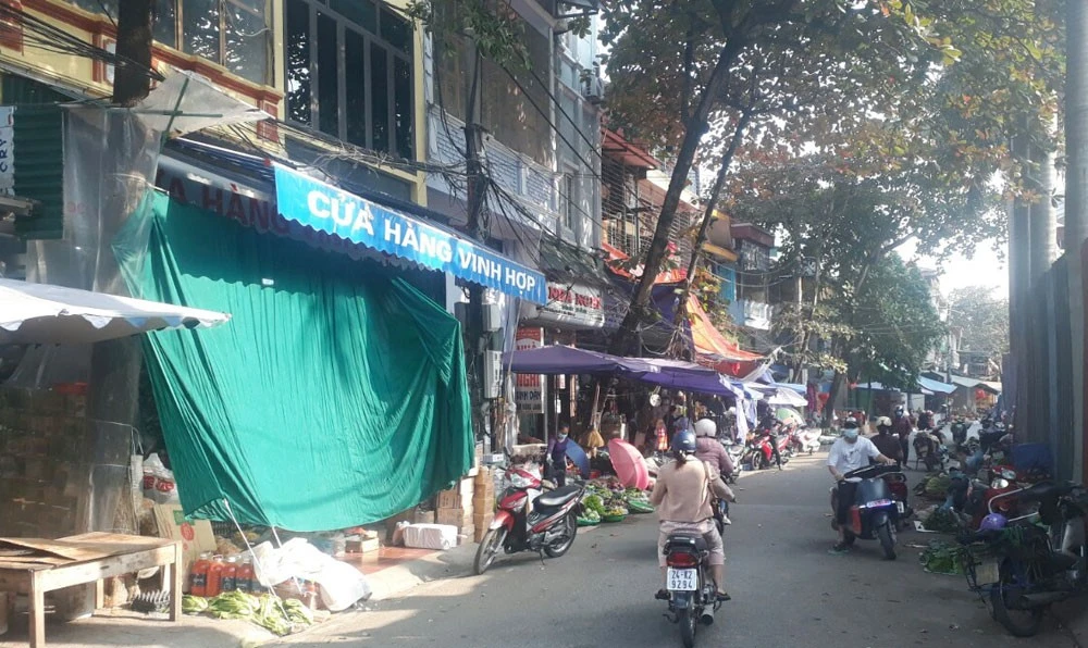 Lấn chiếm vỉa hè, lòng đường ở phố Hồng Hà ảnh 2