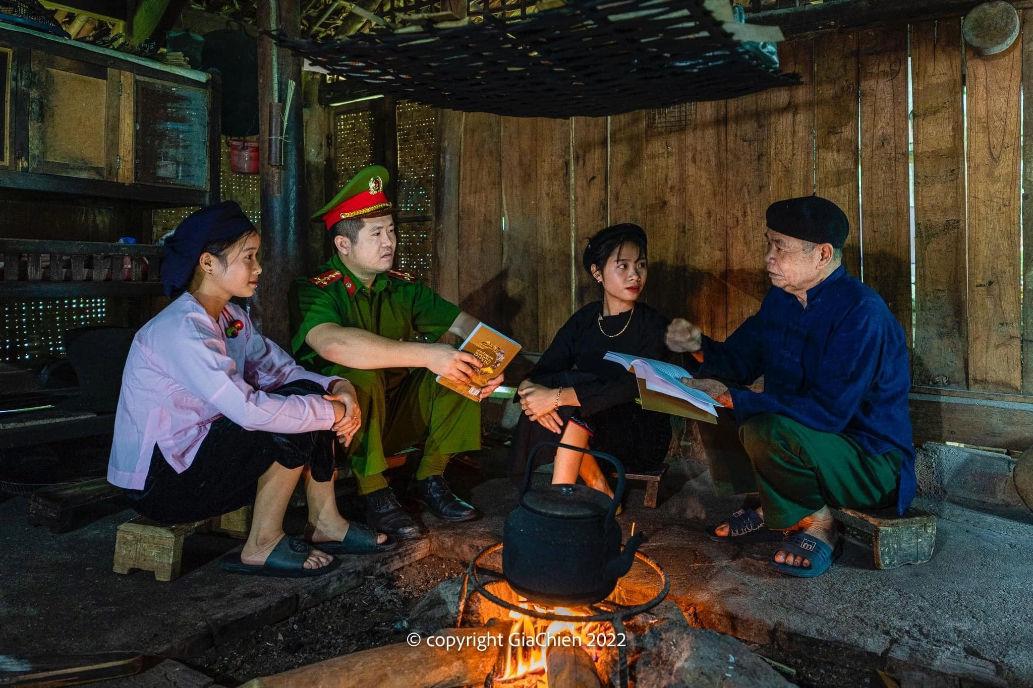 Chiến sỹ công an vì nhân dân phục vụ ảnh 2