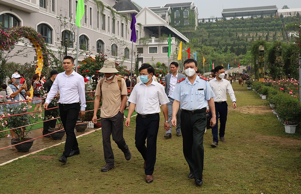 Kiểm tra công tác tổ chức hoạt động du lịch tại vườn hồng Ga đi Cáp treo Fansipan.