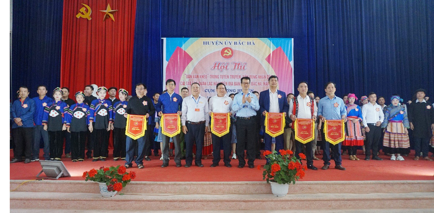 Trao cờ lưu niệm cho các đội tham gia hội thi. Trao cờ lưu niệm cho các đội tham gia hội thi.