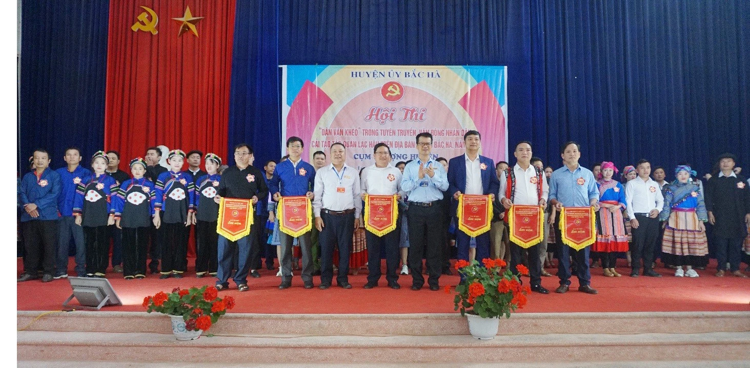 Trao cờ lưu niệm cho các đội tham gia hội thi.