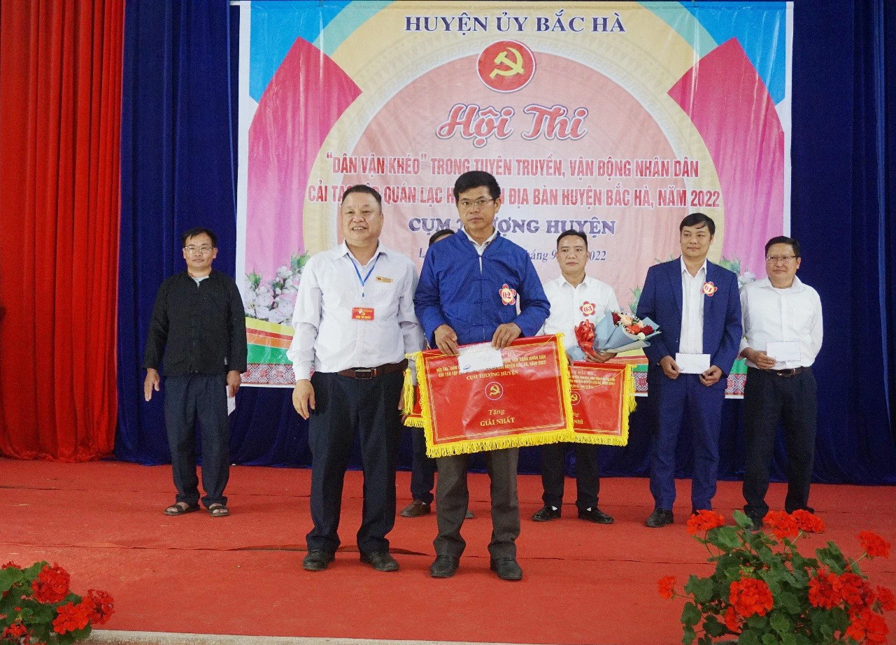 Trao giải Nhất cho đội thi xã Lùng Phình.