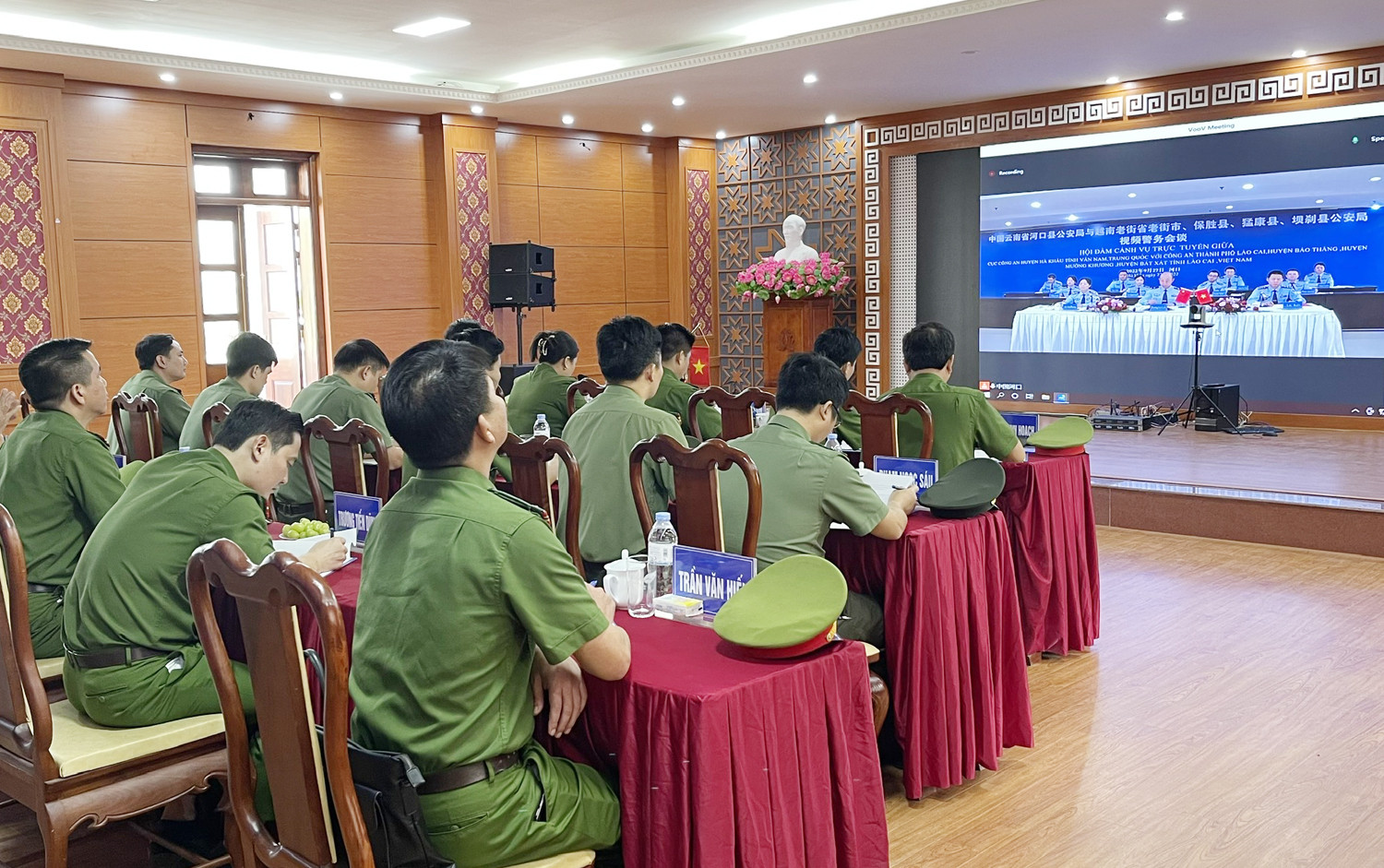 Quang cảnh hội đàm. Quang cảnh hội đàm.