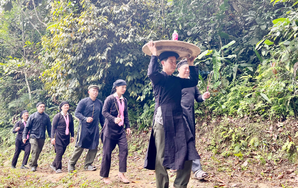 Người dân Cốc Ly cúng rừng cầu mưa thuận, gió hòa ảnh 1