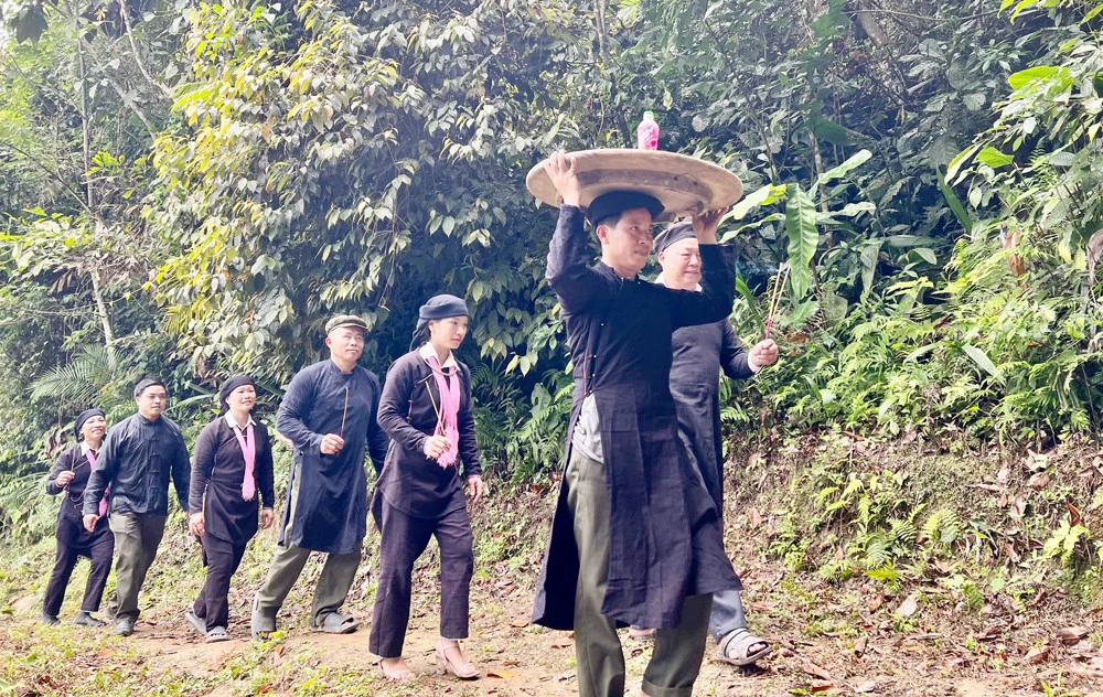 Người dân Cốc Ly cúng rừng cầu mưa thuận, gió hòa ảnh 1