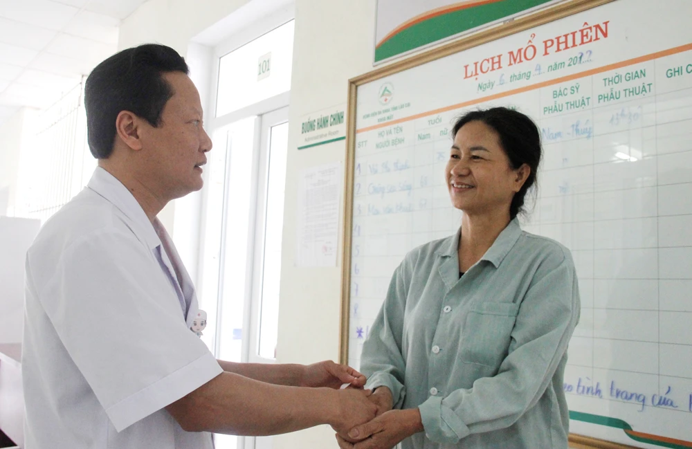 Niềm hạnh phúc của bệnh nhân khi đôi mắt sáng trở lại.