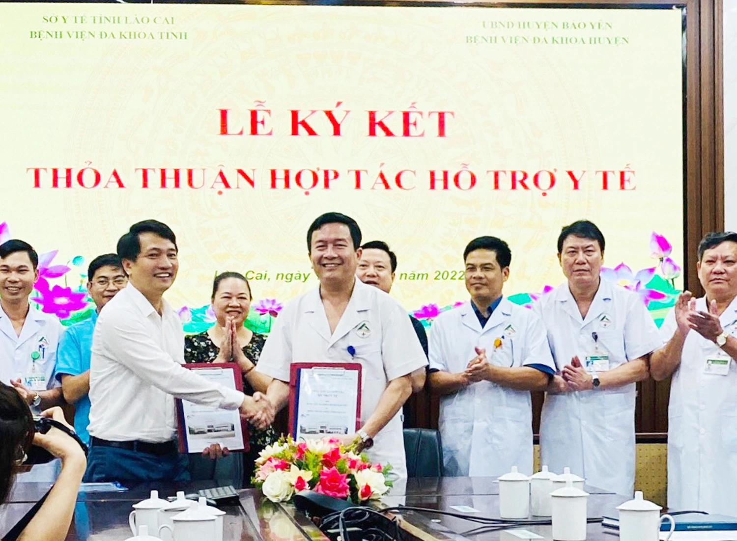 Lãnh đạo hai bệnh viện ký kết hợp tác. Lãnh đạo hai bệnh viện ký kết hợp tác.