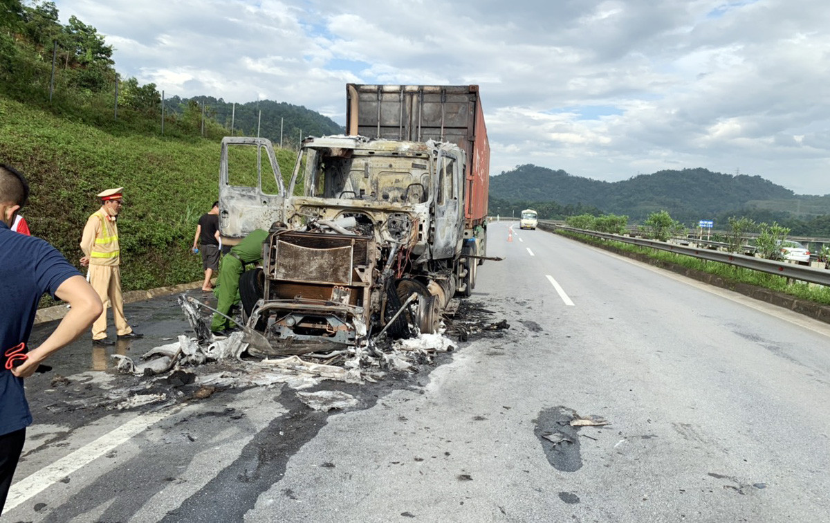 Xe đầu kéo đã bị cháy rụi phần đầu.