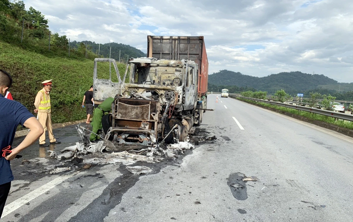 Xe đầu kéo đã bị cháy rụi phần đầu.