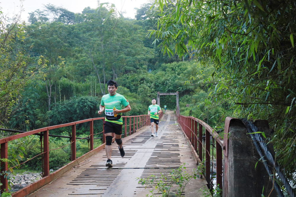 Gần 100 vận động viên hoàn thành cung đường chạy “Giữa mùa vàng Bát Xát” năm 2022 ảnh 2
