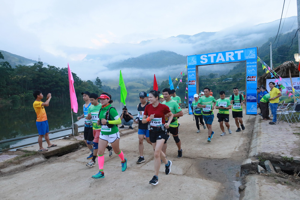 Gần 100 vận động viên hoàn thành cung đường chạy “Giữa mùa vàng Bát Xát” năm 2022 ảnh 1