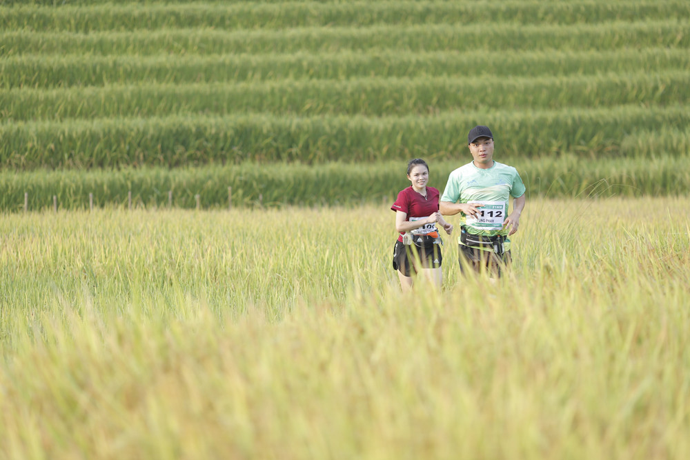 Gần 100 vận động viên hoàn thành cung đường chạy “Giữa mùa vàng Bát Xát” năm 2022 ảnh 3