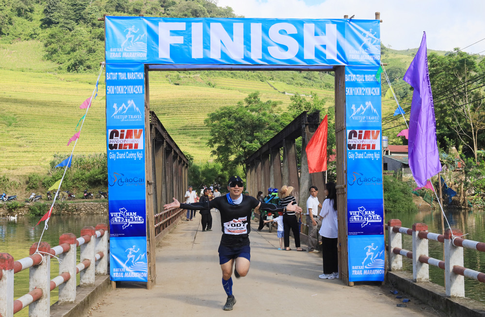 Gần 100 vận động viên hoàn thành cung đường chạy “Giữa mùa vàng Bát Xát” năm 2022 ảnh 6