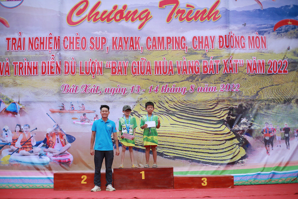 Gần 100 vận động viên hoàn thành cung đường chạy “Giữa mùa vàng Bát Xát” năm 2022 ảnh 8