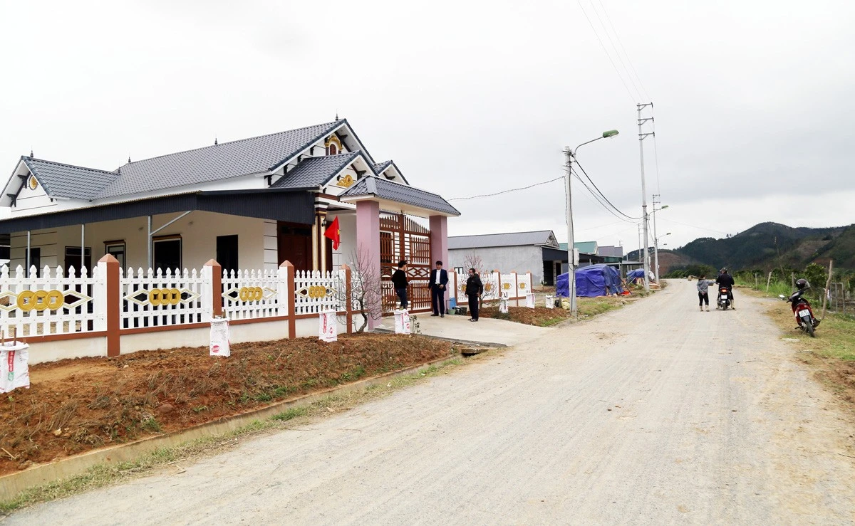 Nhưng ngôi nhà mới khang trang ở Khu tái định cư Sân bay Sa Pa.
