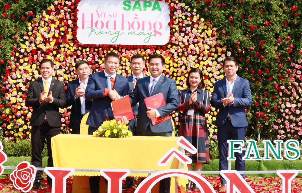 UBND thị xã Sa Pa và Công ty TNHH Dịch vụ du lịch cáp treo Fansipan ký kết hợp tác phát triển du lịch.