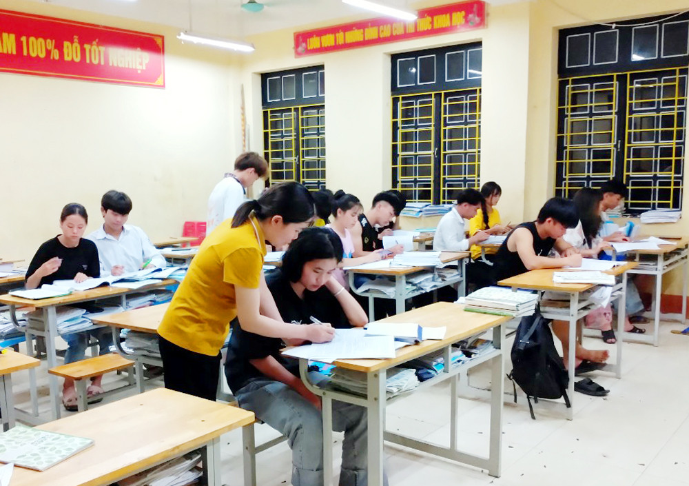 Những ngày ôn thi nước rút, các em học sinh lớp 12 dồn sức ôn tập để chuẩn bị cho kỳ thi tốt nghiệp THPT diễn ra vào ngày 7 -8/7/2022. Đây là giai đoạn thầy cô giáo giúp học sinh luyện giải các dạng đề học sinh vững vàng kiến thức và kỹ năng cần thiết. Cô giáo Trường THPT số 2 huyện Bát Xát hướng dẫn học sinh ôn thi môn Toán. Giờ ôn thi môn Lịch sử tại Trường THPT số 1 Bảo Thắng, cô và trò chống nóng bằng cách kéo rèm che và bật quạt trần. Cùng với ôn thi vào ban ngày, một số trường vùng cao tổ chức cho học sinh bán trú lên lớp ôn thi tốt nghiệp vào các buổi tối. Cô giáo Trường THCS và THPT Bát Xát lên lớp hướng dẫn học sinh ôn thi buổi tối. Tiếng Anh là môn có điểm thi thấp so với các môn, nên được các thầy cô giáo Trường THPT số 2 Mường Khương tăng cường ôn tập các dạng đề cho học sinh. Các em học sinh giúp nhau ôn bài trong giờ giải lao ngay tại sân trường. Càng gần ngày thi các sĩ tử lớp 12 càng phải thanh thủ thời gian để ôn thi nhiều hơn. Tại Trường THPT số 3 Mường Khương, các lớp đều treo biển “quyết tâm thi đỗ tốt nghiệp 100%”. Giữa những ngày hè nắng nóng, cô và trò cùng cố gắng vượt qua khó khăn để ôn thi đạt kết qua cao nhất.