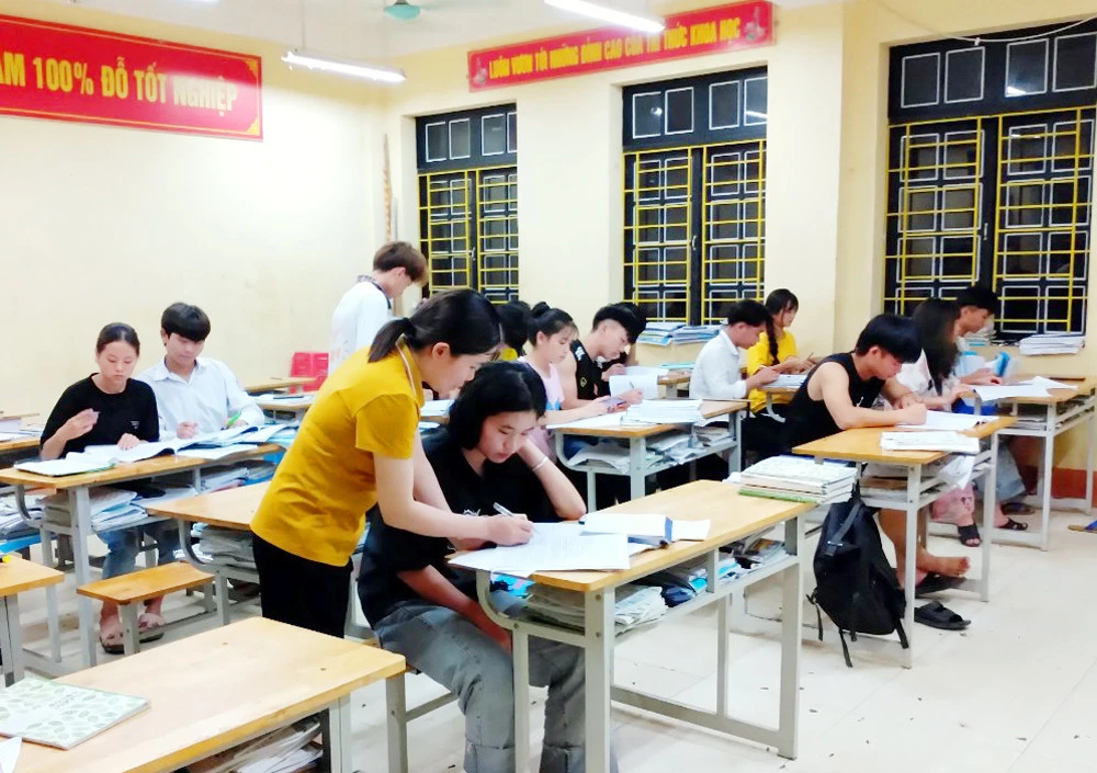 Những ngày ôn thi nước rút, các em học sinh lớp 12 dồn sức ôn tập để chuẩn bị cho kỳ thi tốt nghiệp THPT diễn ra vào ngày 7 -8/7/2022. Đây là giai đoạn thầy cô giáo giúp học sinh luyện giải các dạng đề học sinh vững vàng kiến thức và kỹ năng cần thiết. Cô giáo Trường THPT số 2 huyện Bát Xát hướng dẫn học sinh ôn thi môn Toán. Giờ ôn thi môn Lịch sử tại Trường THPT số 1 Bảo Thắng, cô và trò chống nóng bằng cách kéo rèm che và bật quạt trần. Cùng với ôn thi vào ban ngày, một số trường vùng cao tổ chức cho học sinh bán trú lên lớp ôn thi tốt nghiệp vào các buổi tối. Cô giáo Trường THCS và THPT Bát Xát lên lớp hướng dẫn học sinh ôn thi buổi tối. Tiếng Anh là môn có điểm thi thấp so với các môn, nên được các thầy cô giáo Trường THPT số 2 Mường Khương tăng cường ôn tập các dạng đề cho học sinh. Các em học sinh giúp nhau ôn bài trong giờ giải lao ngay tại sân trường. Càng gần ngày thi các sĩ tử lớp 12 càng phải thanh thủ thời gian để ôn thi nhiều hơn. Tại Trường THPT số 3 Mường Khương, các lớp đều treo biển “quyết tâm thi đỗ tốt nghiệp 100%”. Giữa những ngày hè nắng nóng, cô và trò cùng cố gắng vượt qua khó khăn để ôn thi đạt kết qua cao nhất.