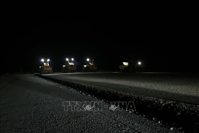 Thi công trong đêm tại gói thầu số 6 trên tuyến cao tốc Cam Lộ - La Sơn đi qua huyện Phong Điền, tỉnh Thừa Thiên - Huế.