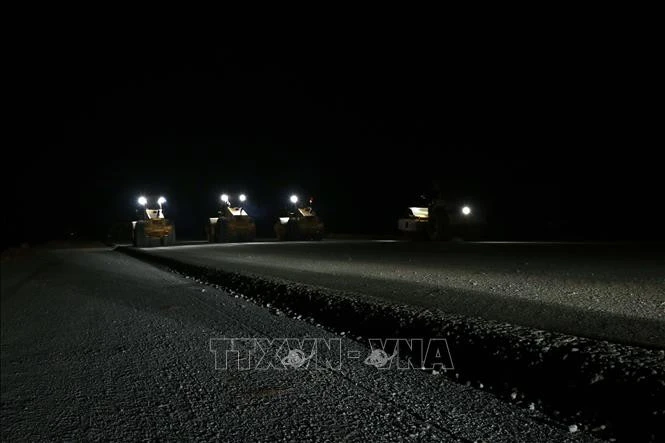 Thi công trong đêm tại gói thầu số 6 trên tuyến cao tốc Cam Lộ - La Sơn đi qua huyện Phong Điền, tỉnh Thừa Thiên - Huế.