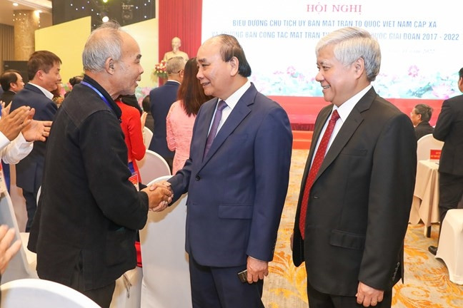 Chủ tịch nước Nguyễn Xuân Phúc trò chuyện với các đại biểu. Chủ tịch nước Nguyễn Xuân Phúc trò chuyện với các đại biểu.