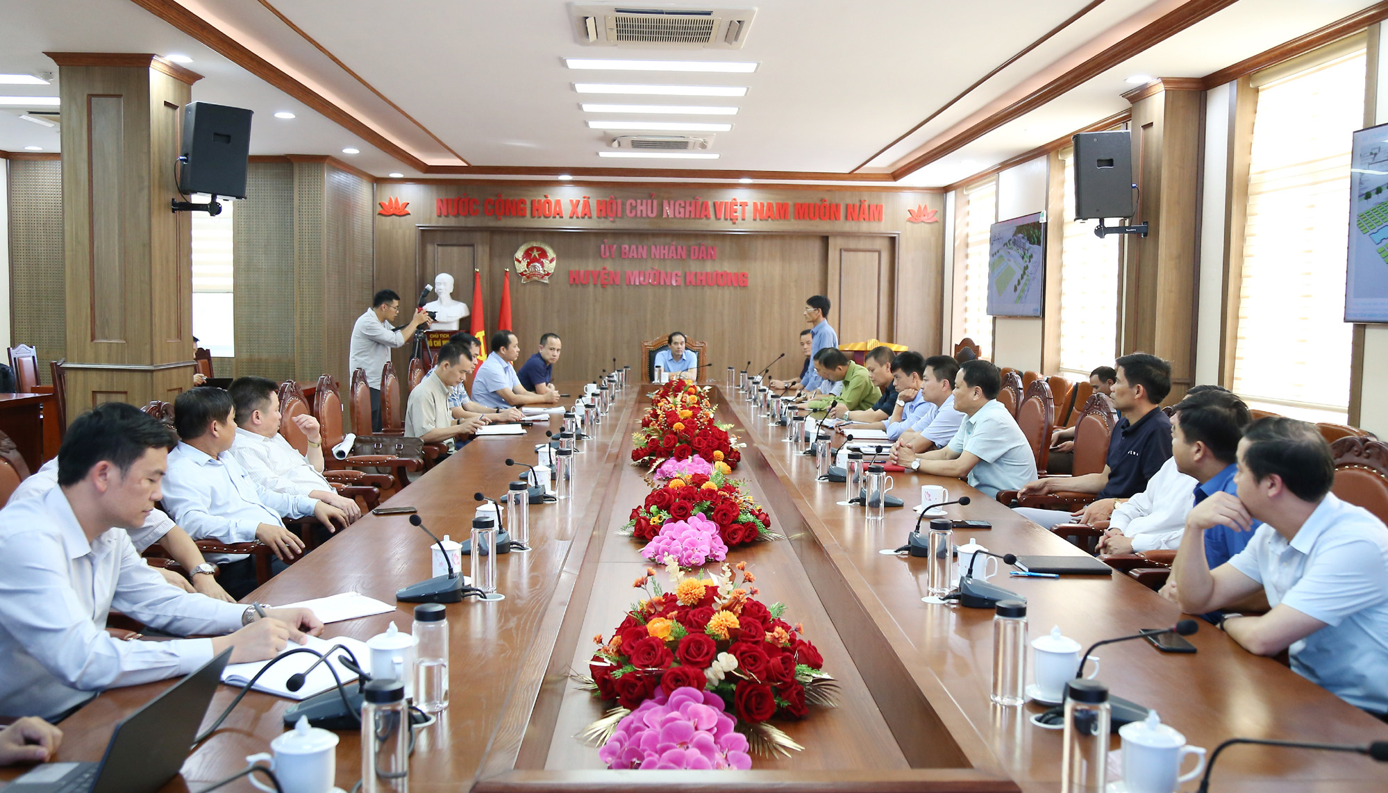 Quang cảnh buổi làm việc.