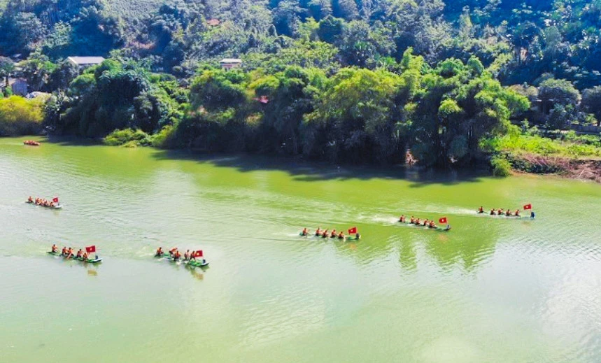 Đua thuyền trên sông Chảy là hoạt động thu hút đông người dân và du khách. Đua thuyền trên sông Chảy là hoạt động thu hút đông người dân và du khách.