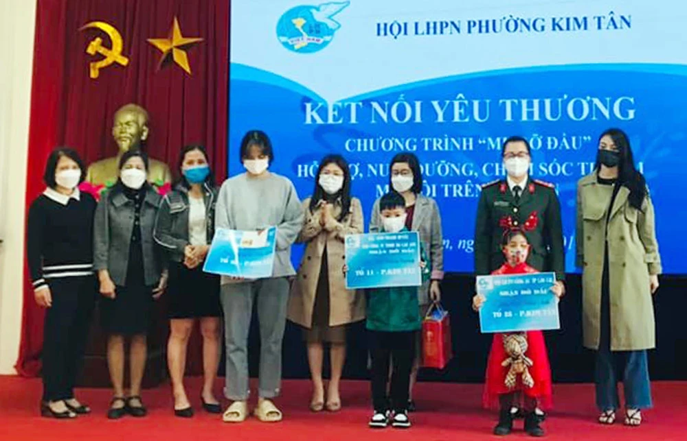 Ấm áp “mẹ đỡ đầu” ảnh 2 Ấm áp “mẹ đỡ đầu” ảnh 2