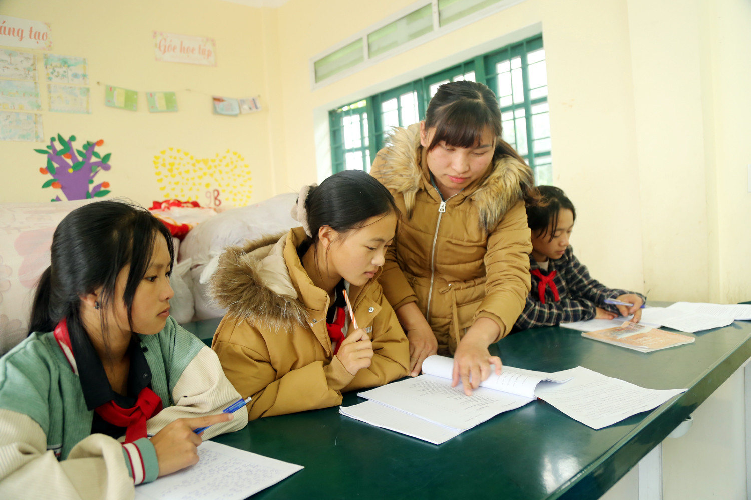 Cô giáo người Dao “truyền lửa” đam mê cho học trò nghèo ảnh 1