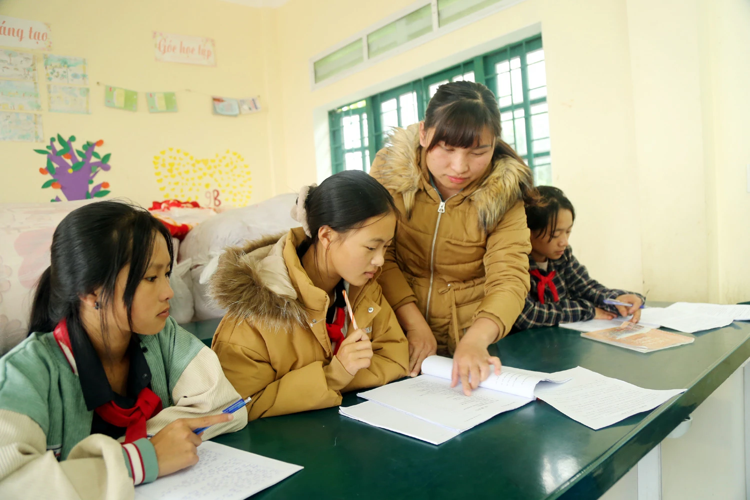 Cô giáo người Dao “truyền lửa” đam mê cho học trò nghèo ảnh 1