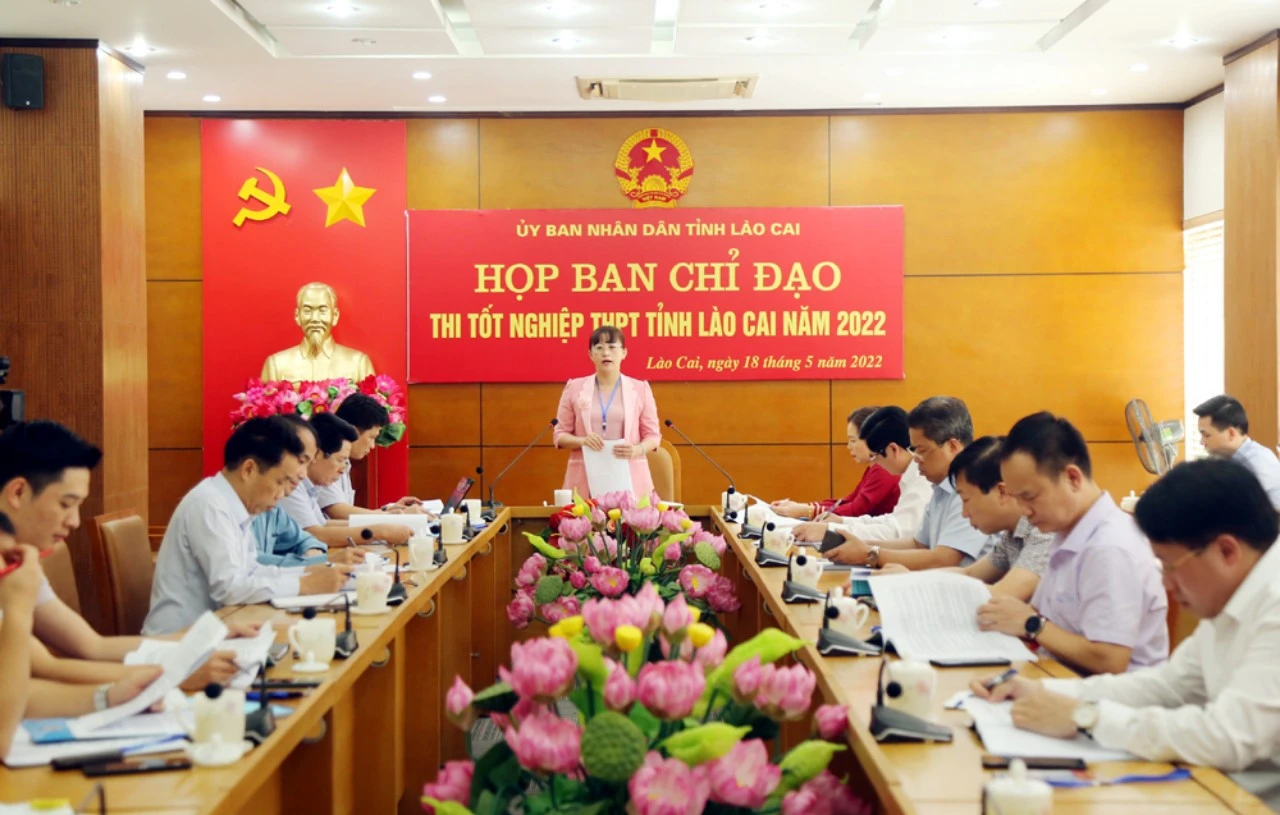 Đồng chí Giàng Thi Dung, Phó Chủ tịch UBND tỉnh, Trưởng Ban Chỉ đạo thi tỉnh phát biểu chỉ đạo công tác chuẩn bị cho kỳ thi tốt nghiệp THPT năm 2022.