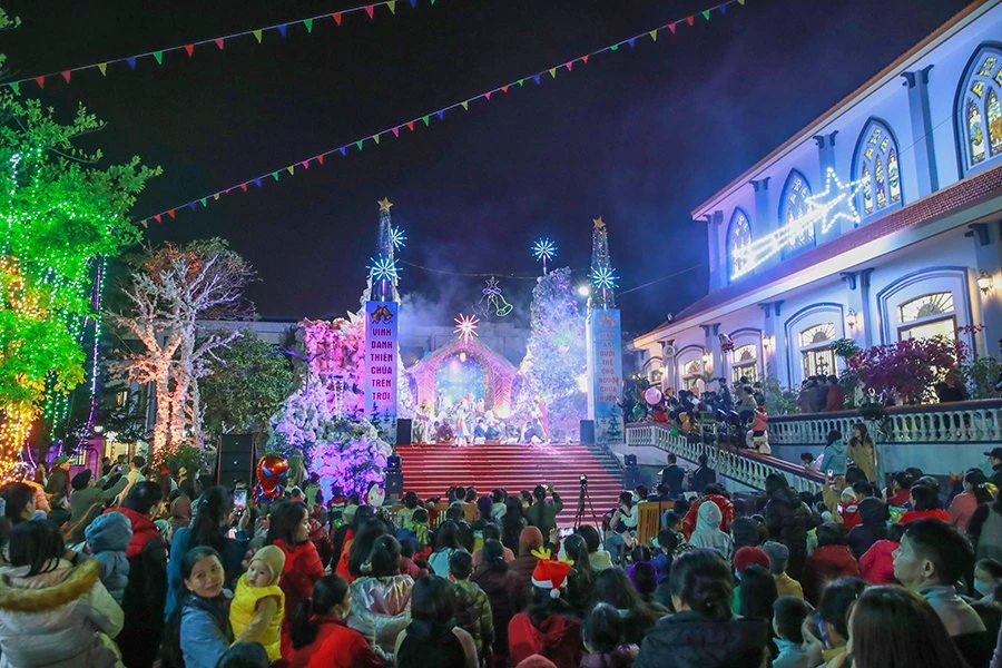 Lào Cai: Người dân nô nức đón Giáng sinh ảnh 5