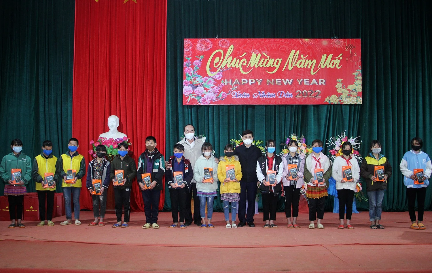 Các đồng chí lãnh đạo tỉnh thăm, chúc Tết tại Bắc Hà ảnh 7