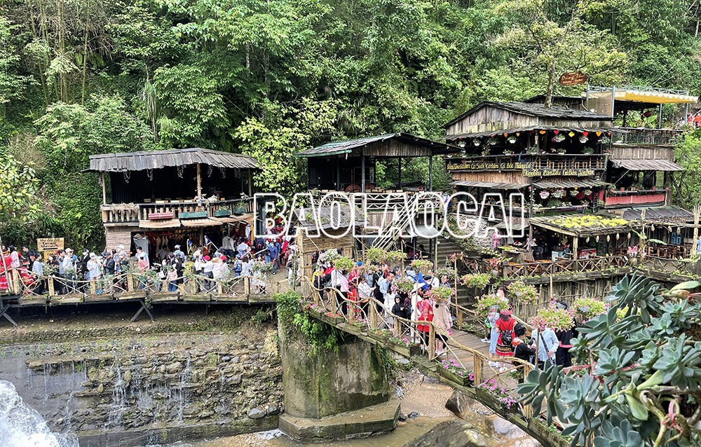 Du khách đổ về Khu du lịch Cát Cát.