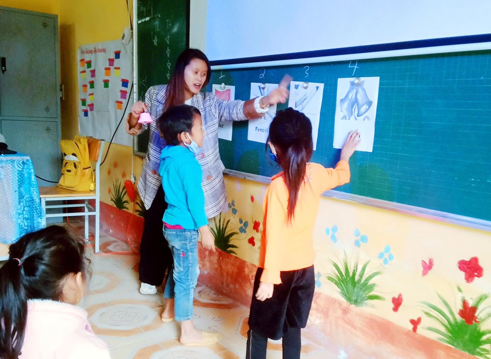 Cô giáo Ngô Xa Mạ trong một buổi lên lớp. Cô giáo Ngô Xa Mạ trong một buổi lên lớp.