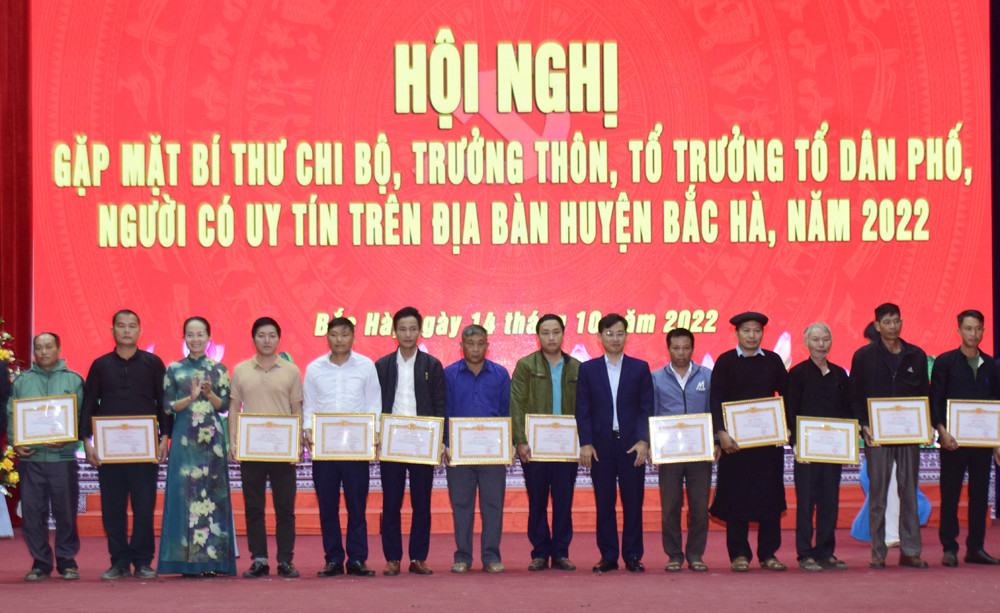 Bắc Hà gặp mặt bí thư chi bộ, trưởng thôn, tổ trưởng tổ dân phố, người có uy tín trên địa bàn ảnh 6