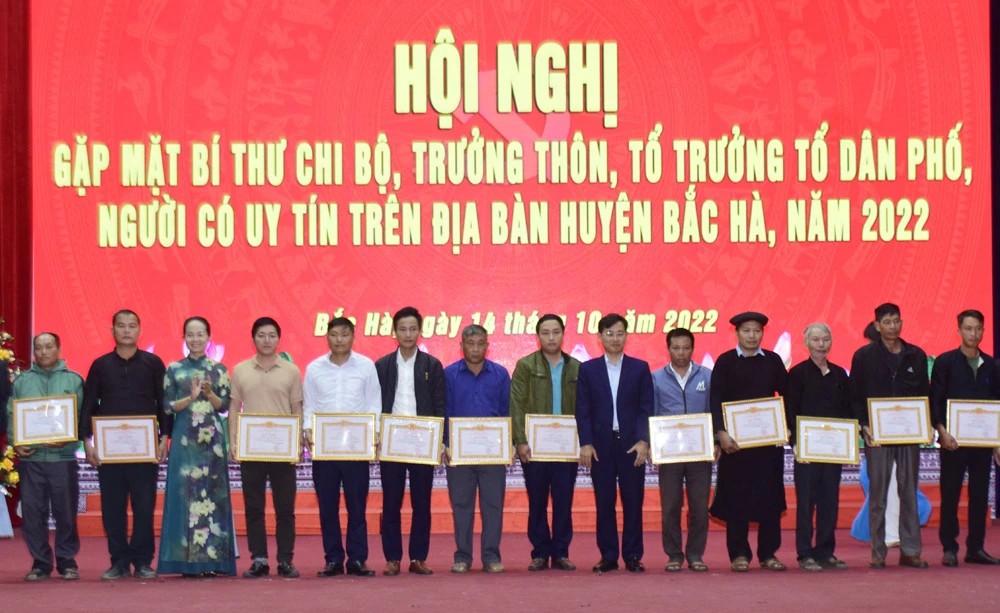 Bắc Hà gặp mặt bí thư chi bộ, trưởng thôn, tổ trưởng tổ dân phố, người có uy tín trên địa bàn ảnh 6