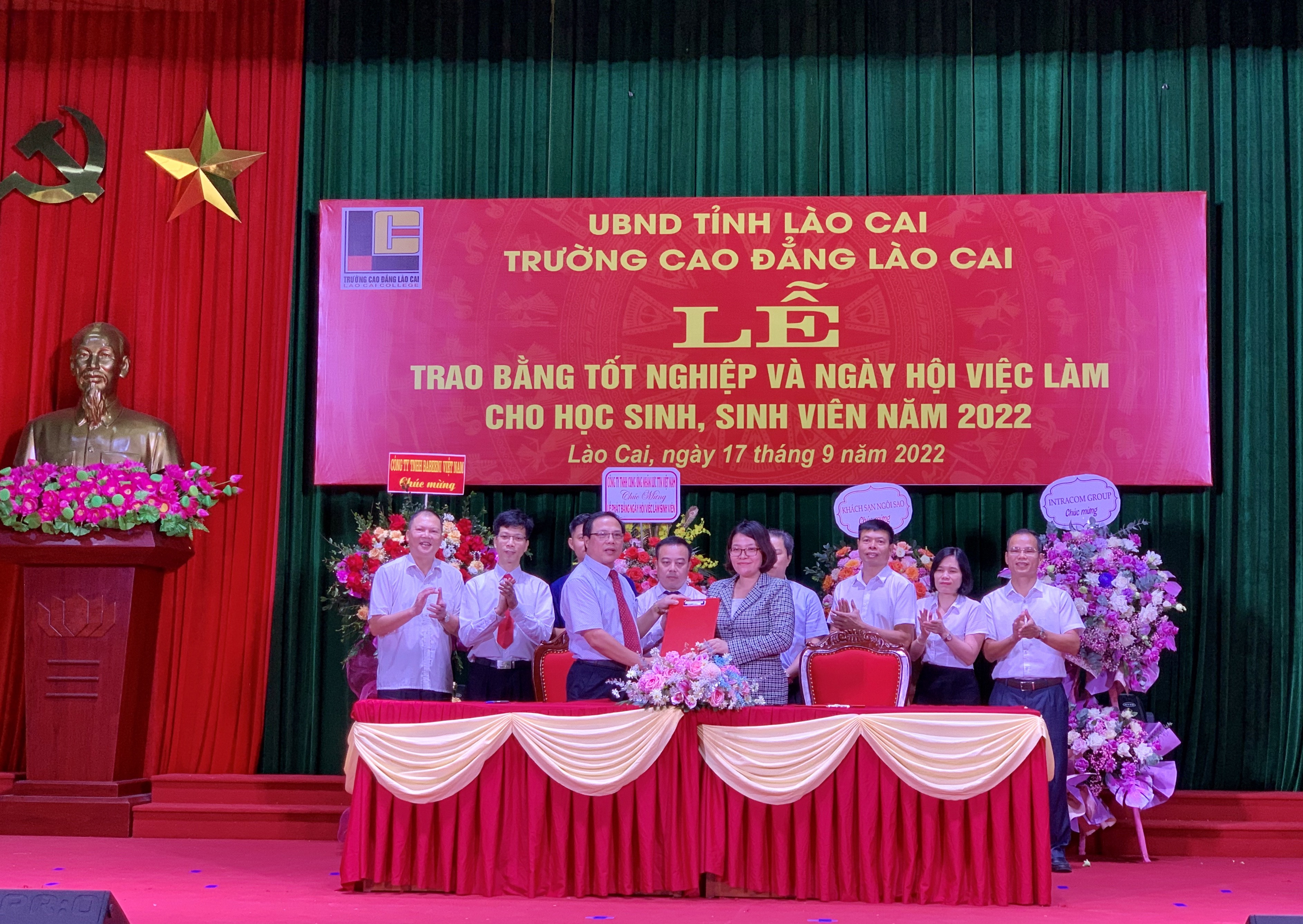 Trường Cao đẳng Lào Cai trao bằng tốt nghiệp cho gần 600 học sinh, sinh viên ảnh 2