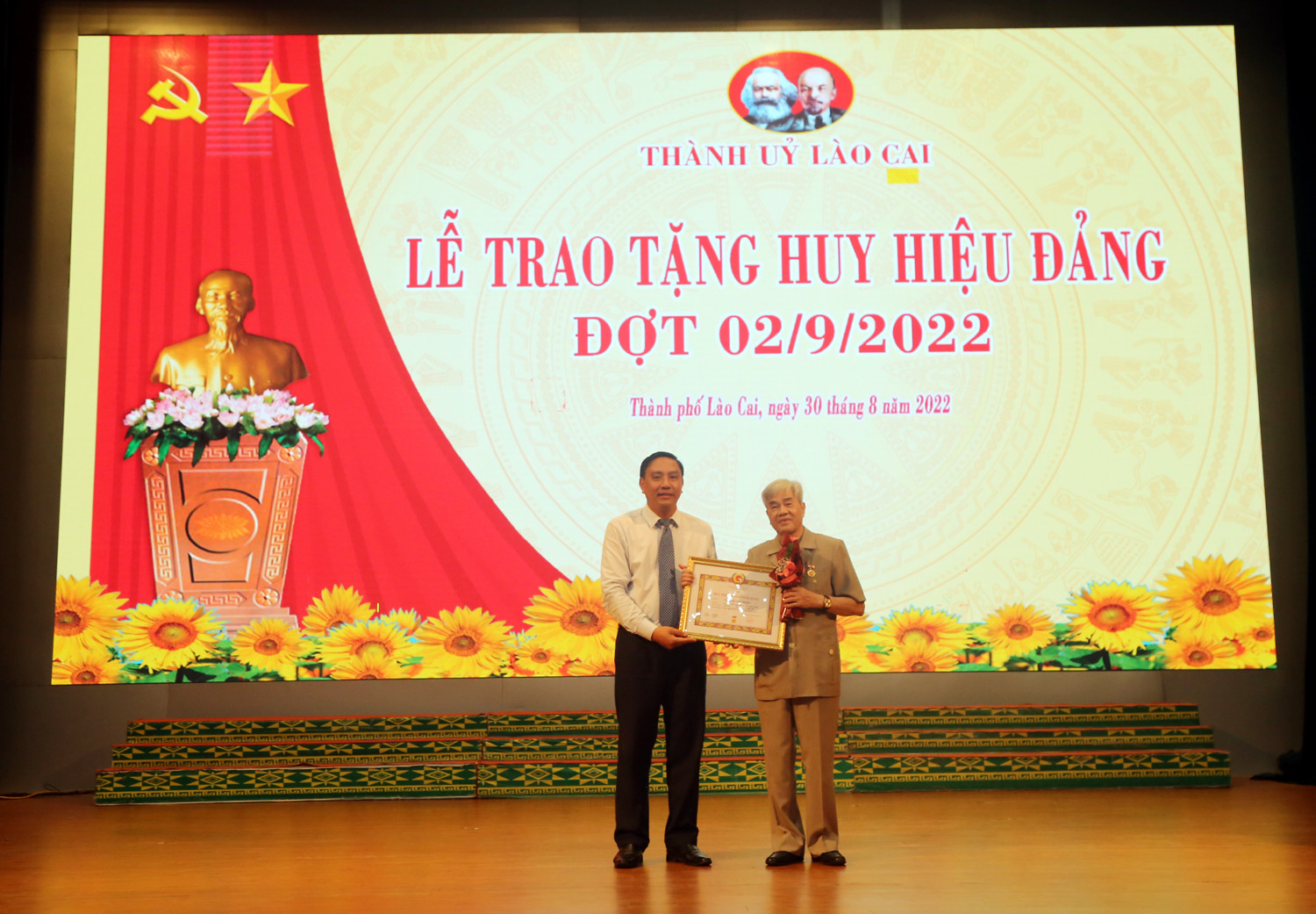 Phó Bí thư Tỉnh ủy Hoàng Giang dự lễ trao tặng Huy hiệu Đảng đợt 2/9 cho 93 đảng viên tại Thành ủy Lào Cai ảnh 3