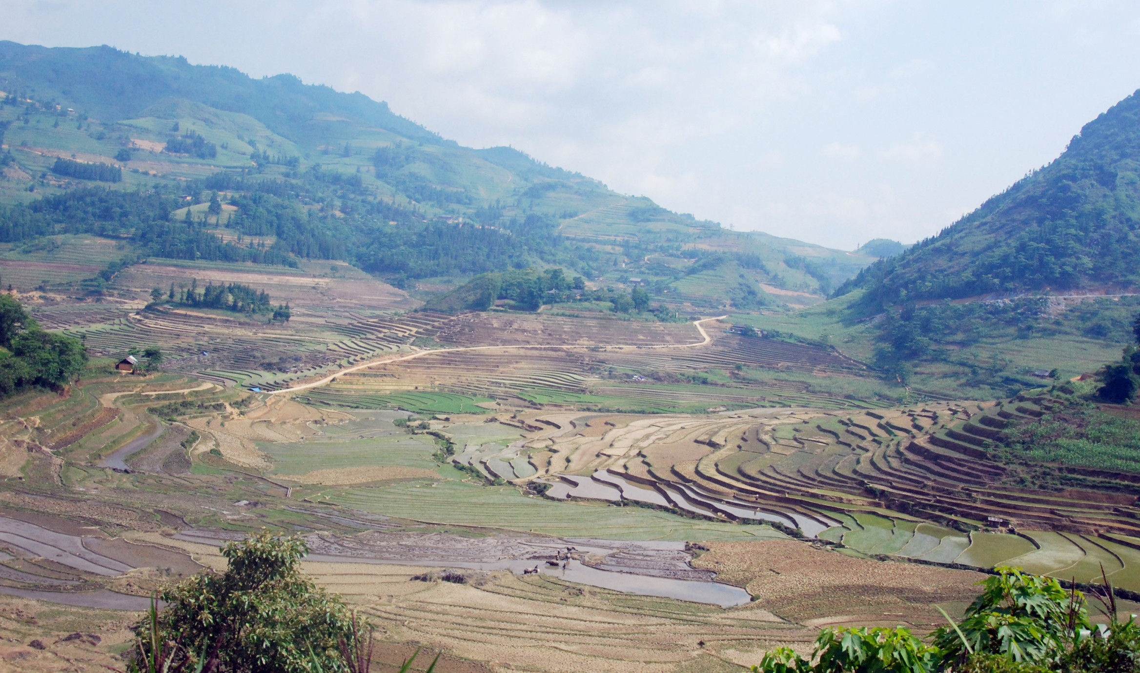 Những tuyến đường bê tông kiên cố giúp người dân đi lại, giao thương thuận tiện. Những tuyến đường bê tông kiên cố giúp người dân đi lại, giao thương thuận tiện.