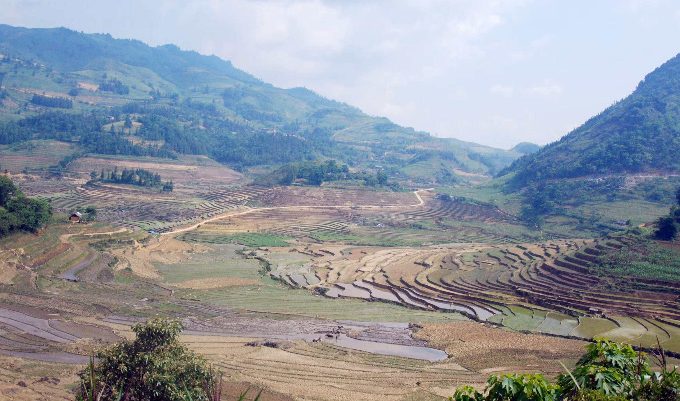 Những tuyến đường bê tông kiên cố giúp người dân đi lại, giao thương thuận tiện.