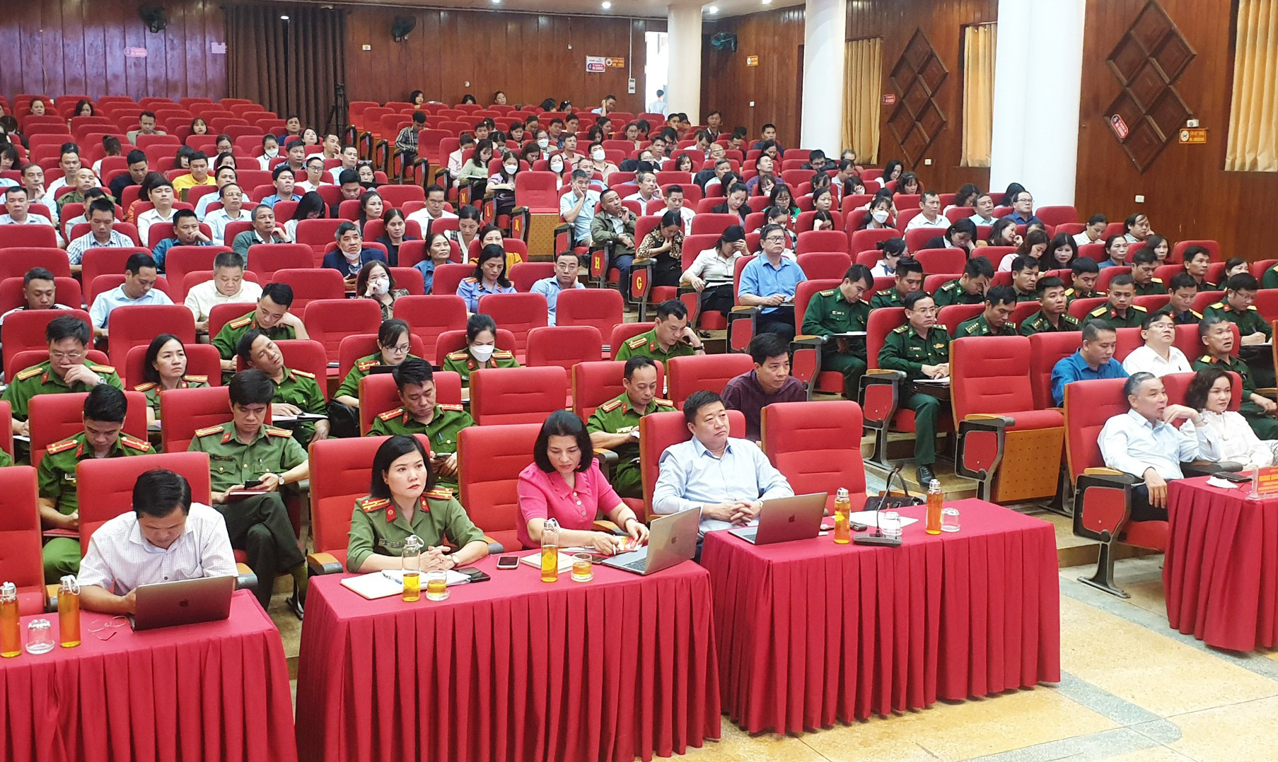 Đại biểu dự hội nghị tại điểm cầu thành phố Lào Cai. Đại biểu dự hội nghị tại điểm cầu thị xã Sa Pa.