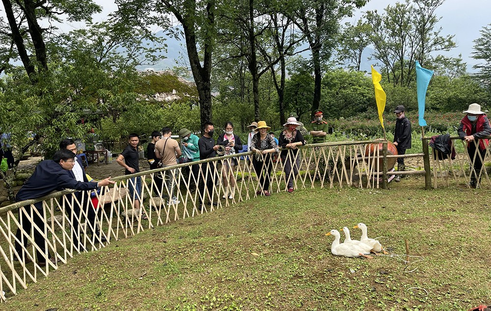 Chơi trò chơi dân gian. Chơi trò chơi dân gian.