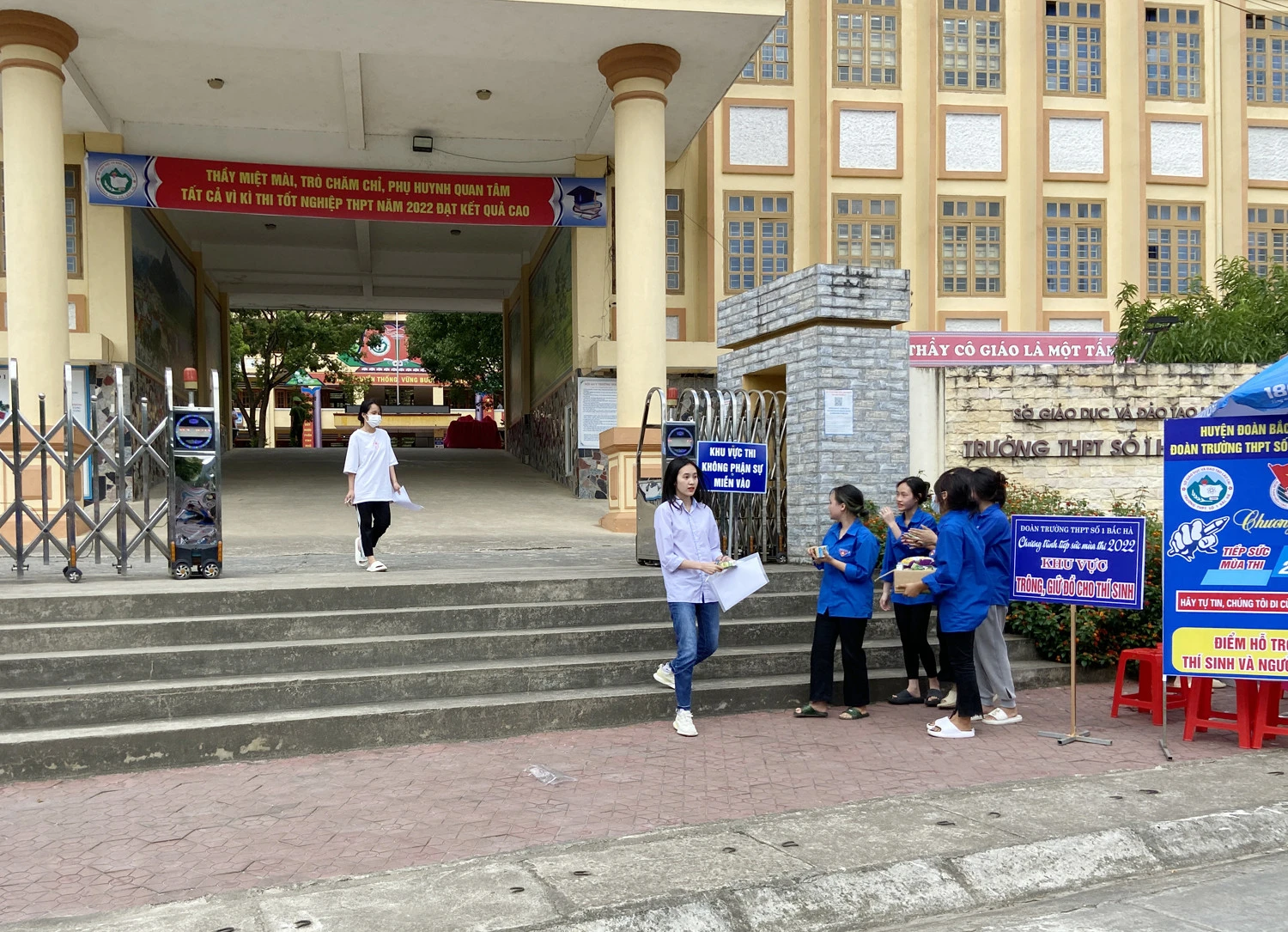 Học sinh ra khỏi phòng thi sớm nhất tại điểm thi số 1 Bắc Hà.