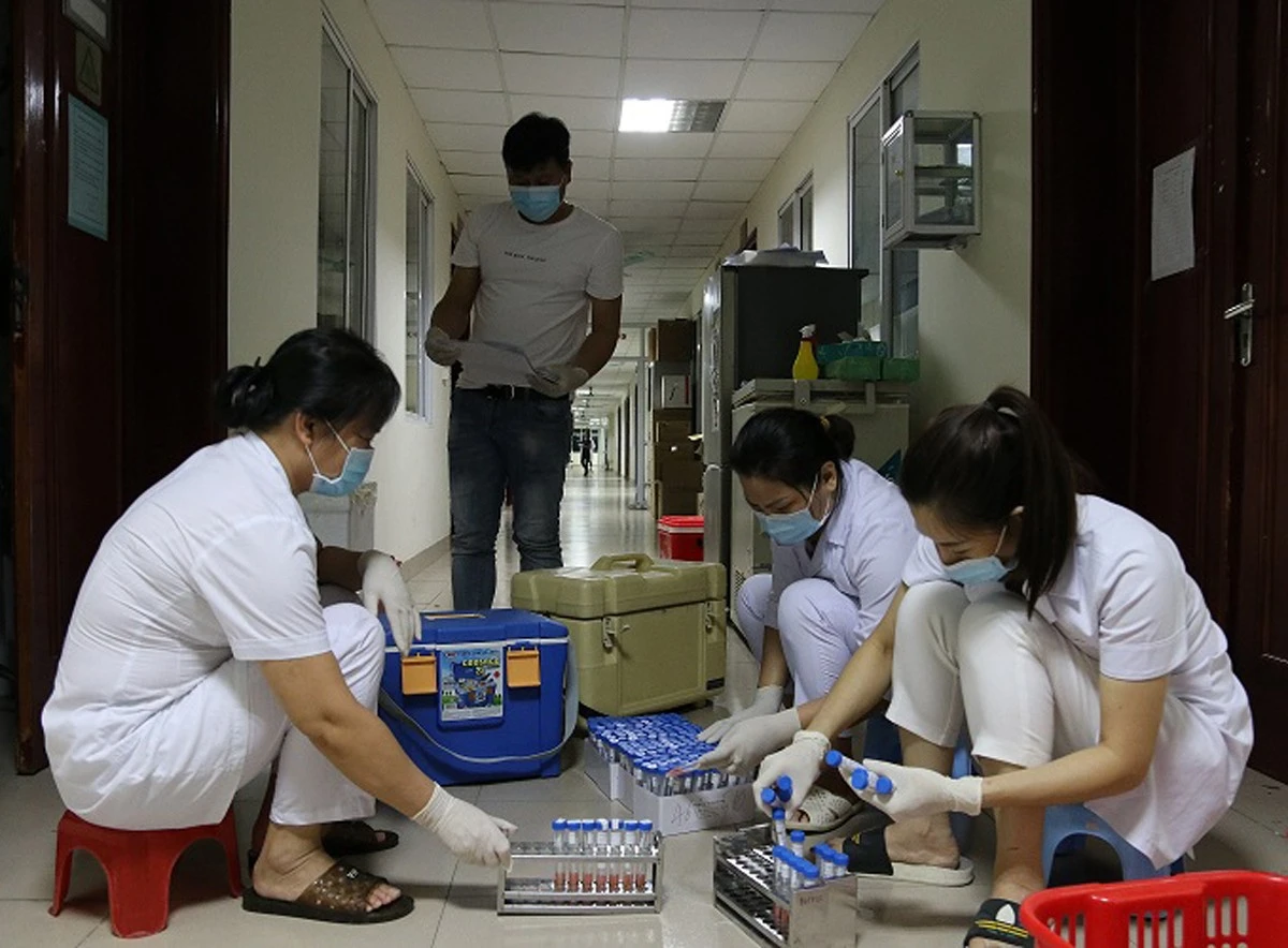 Lực lượng y tế tham gia truy vết trên địa bàn thành phố Lào Cai. Tiếp nhận người tại khu cách ly. Cán bộ Khoa Xét nghiệm, Trung tâm Kiểm soát bệnh tật tỉnh nhận mẫu xét nghiệm trong đêm. Buổi trực đêm của lực lượng y tế tham gia kiểm soát dịch bệnh tại chốt kiểm dịch. Làm xét nghiệm xuyên đêm để có kết quả nhanh nhất. Điều tra tình hình sức khỏe và lịch trình của ca bệnh tại Khu điều trị bệnh nhân Covid-19 của tỉnh. Cán bộ y tế tự chăm sóc sức khỏe để tiếp tục công việc được giao. Lực lượng y tế tham gia truy vết trên địa bàn thành phố Lào Cai. Tiếp nhận người tại khu cách ly. Cán bộ Khoa Xét nghiệm, Trung tâm Kiểm soát bệnh tật tỉnh nhận mẫu xét nghiệm trong đêm. Buổi trực đêm của lực lượng y tế tham gia kiểm soát dịch bệnh tại chốt kiểm dịch. Làm xét nghiệm xuyên đêm để có kết quả nhanh nhất. Điều tra tình hình sức khỏe và lịch trình của ca bệnh tại Khu điều trị bệnh nhân Covid-19 của tỉnh. Cán bộ y tế tự chăm sóc sức khỏe để tiếp tục công việc được giao.