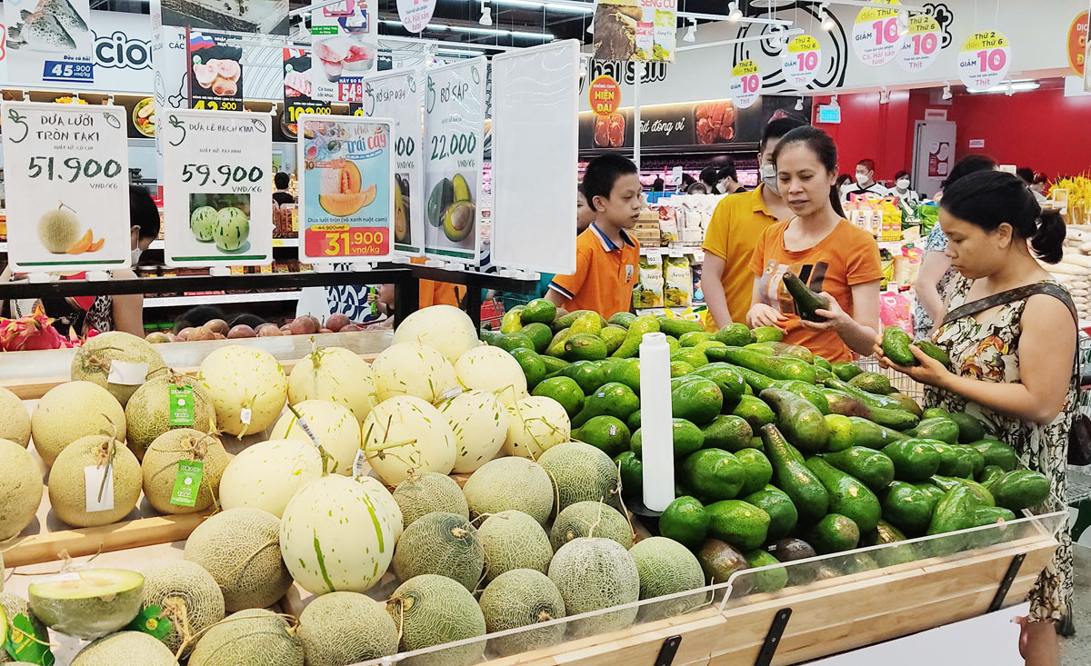 Khách hàng mua sắm tại Siêu thị Go! Lào Cai.