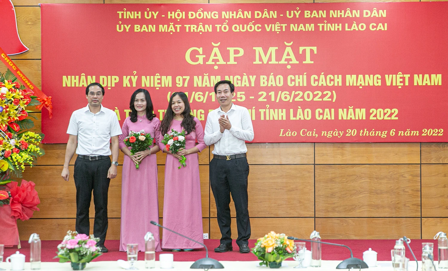 Khen thưởng nhóm tác giả đoạt giải A Giải báo chí toàn quốc về xây dựng Đảng năm 2021. Thường trực UBND tỉnh tặng Bằng khen cho 15 cá nhân có thành tích xuất sắc trong phong trào thi đua “Báo chí đồng hành xây dựng Lào Cai trở thành tỉnh phát triển của vùng Trung du, miền núi phía Bắc” năm 2021-2022.