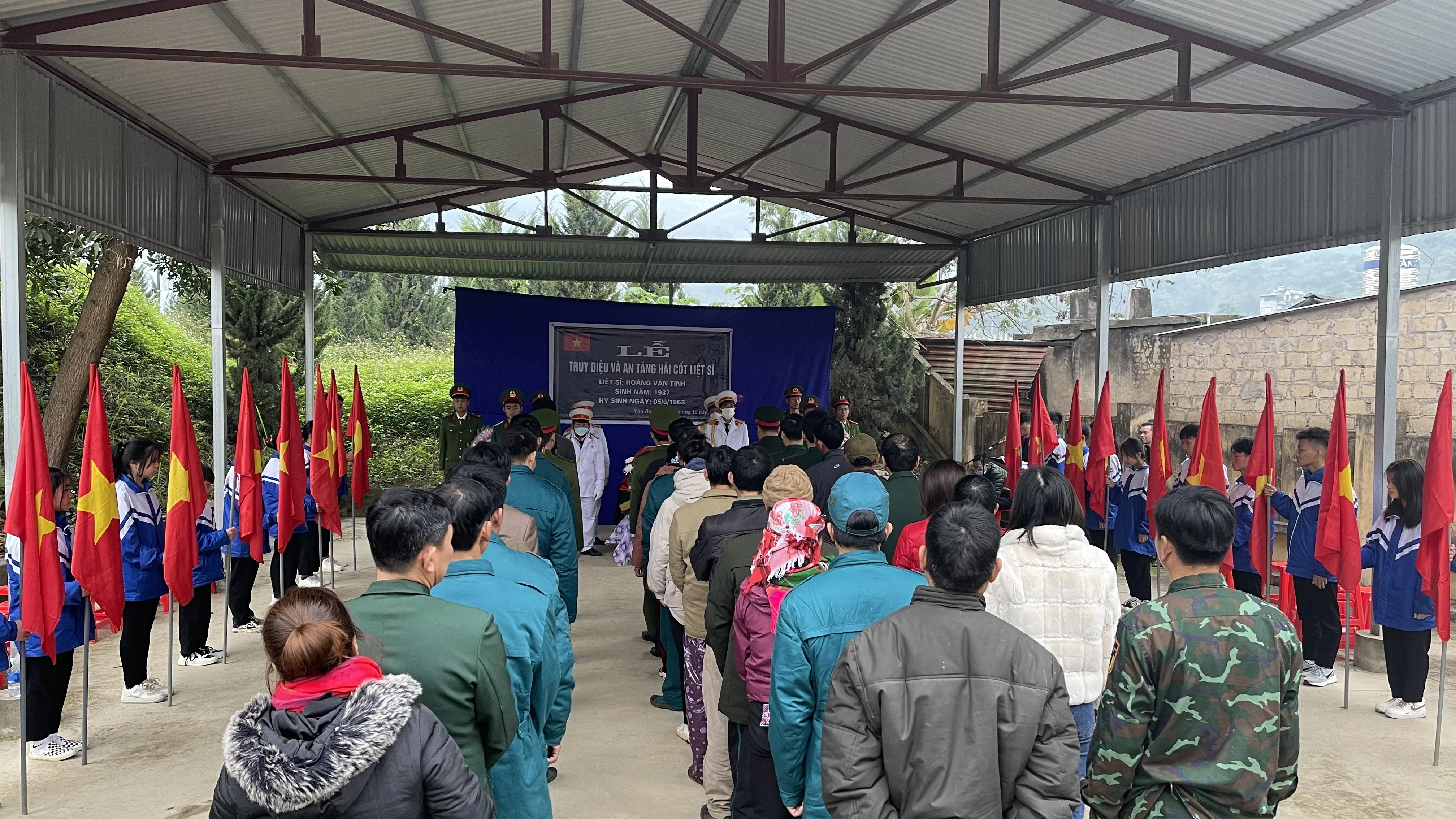 Văn Bàn: Truy điệu và an táng hài cốt liệt sỹ ảnh 1